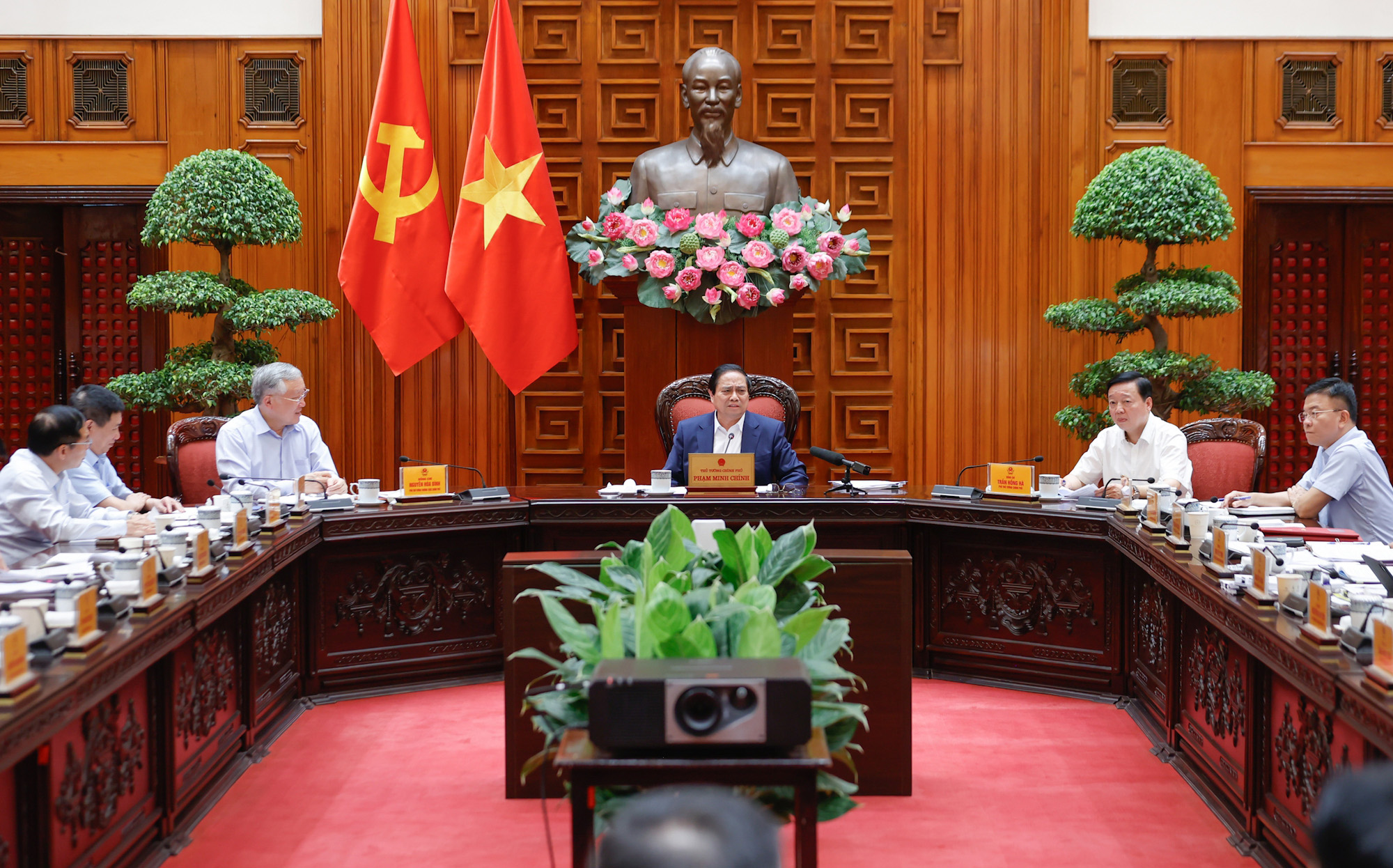 Thủ tướng yêu cầu xây dựng các nghị định phải xác định rõ chủ thể, nội dung, phạm vi nhiệm vụ, quyền hạn, trình tự, thủ tục thực hiện và bảo đảm công khai, minh bạch, gắn với kiểm tra, kiểm soát quyền lực để chính quyền địa phương chủ động, sáng tạo, tự chủ, tự chịu trách nhiệm khi thực hiện.